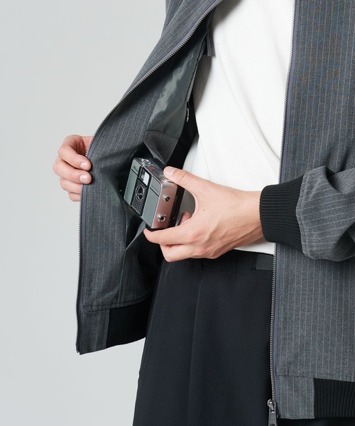 glamb（グラム）の「Photographer's (not)Bomber Jacket / フォトグラファーズノットボマージャケット（ブルゾン・メンズ・ブラック/グレー・S/M/L）」の9枚目の写真