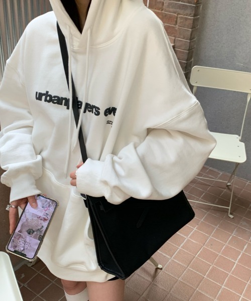 SHEPP(シープ)の「裏起毛 シンプルフロントロゴビッグサイズパーカー(パーカー・レディース・ホワイト/ブラック/ネイビー/オートミール・L/M)」の5枚目の写真