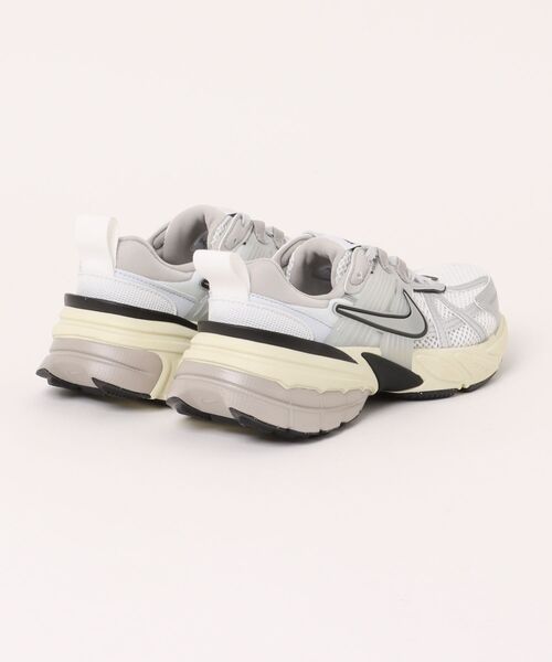 NIKE(ナイキ)の「V2K ラン(スニーカー・レディース・シルバー/オフホワイト/ブラック・25cm/24.5cm/24cm/23.5cm/23cm)」の4枚目の写真