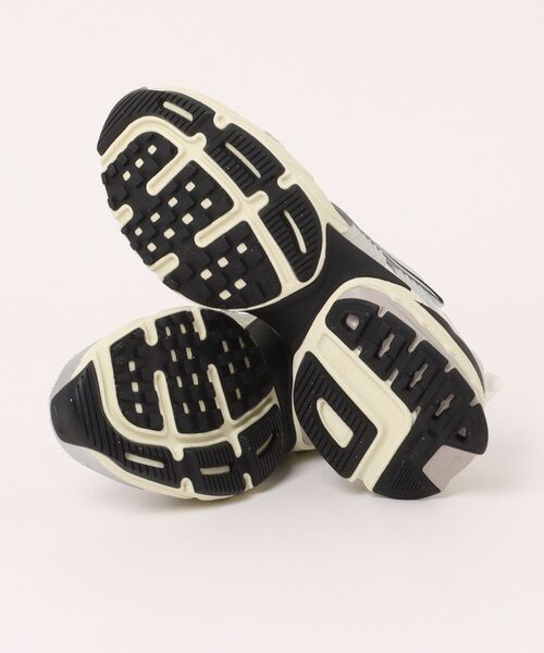 NIKE(ナイキ)の「V2K ラン(スニーカー・レディース・シルバー/オフホワイト/ブラック・25cm/24.5cm/24cm/23.5cm/23cm)」の5枚目の写真