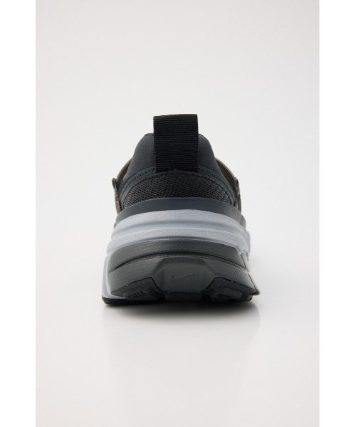 NIKE(ナイキ)の「V2K ラン(スニーカー・レディース・シルバー/オフホワイト/ブラック・25cm/24.5cm/24cm/23.5cm/23cm)」の7枚目の写真