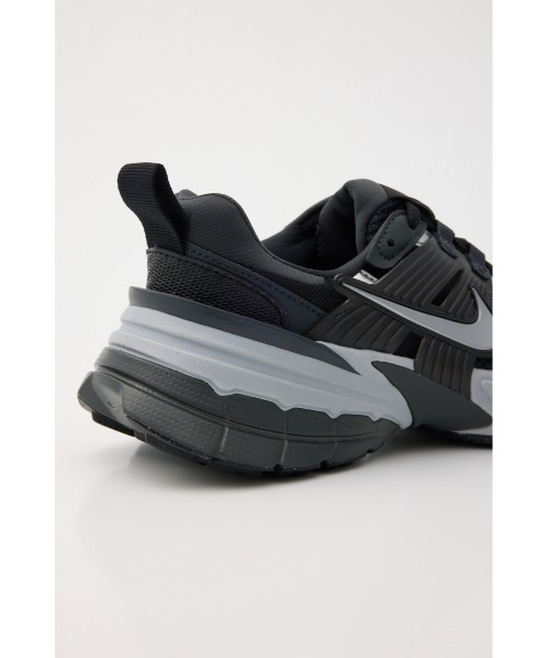 NIKE(ナイキ)の「V2K ラン(スニーカー・レディース・シルバー/オフホワイト/ブラック・25cm/24.5cm/24cm/23.5cm/23cm)」の8枚目の写真