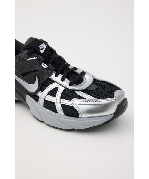 NIKE(ナイキ)の「V2K ラン(スニーカー・レディース・シルバー/オフホワイト/ブラック・25cm/24.5cm/24cm/23.5cm/23cm)」の10枚目の写真