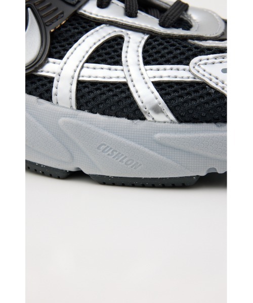 NIKE(ナイキ)の「V2K ラン(スニーカー・レディース・シルバー/オフホワイト/ブラック・25cm/24.5cm/24cm/23.5cm/23cm)」の11枚目の写真