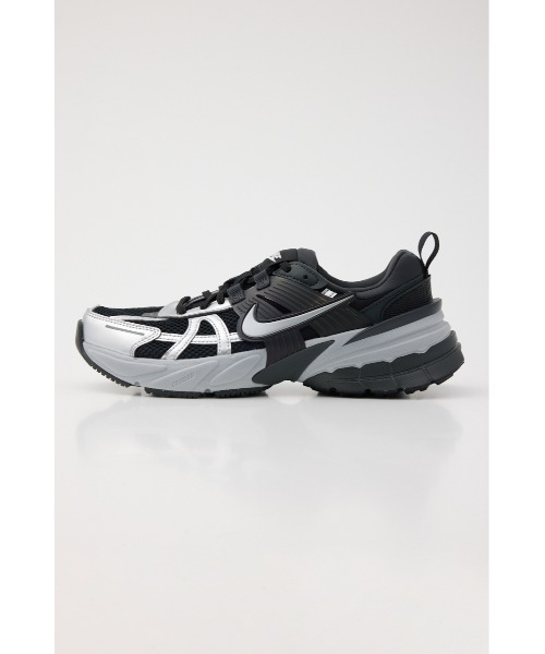 NIKE(ナイキ)の「V2K ラン(スニーカー・レディース・シルバー/オフホワイト/ブラック・25cm/24.5cm/24cm/23.5cm/23cm)」の18枚目の写真
