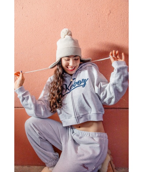 KEBOZ（ケボズ）の「ICON LOGO CROPPED FULL ZIP HOODIE（パーカー