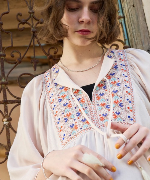 Unitage（ユニテージ）の「タイル刺繍チュニック（シャツ/ブラウス・レディース・ピンク/アイボリー・FREE）」の6枚目の写真