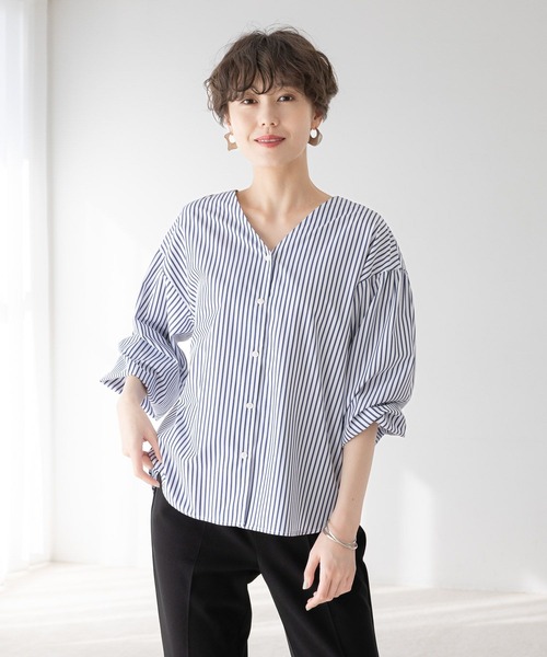 Elura（エルーラ）の「アイロンいらずVネックシャツ/253569（シャツ/ブラウス・レディース・ベージュ/ネイビー/オレンジ・FREE）」の2枚目の写真