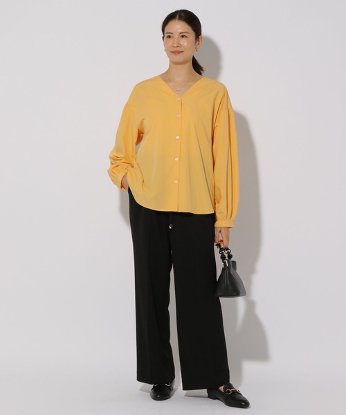 Elura（エルーラ）の「アイロンいらずVネックシャツ/253569（シャツ/ブラウス・レディース・ベージュ/ネイビー/オレンジ・FREE）」の4枚目の写真