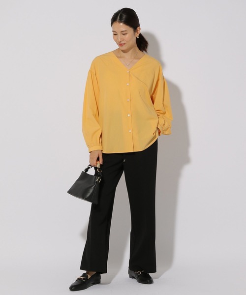 Elura（エルーラ）の「アイロンいらずVネックシャツ/253569（シャツ/ブラウス・レディース・ベージュ/ネイビー/オレンジ・FREE）」の5枚目の写真