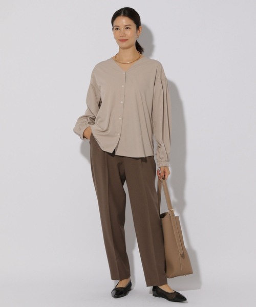 Elura（エルーラ）の「アイロンいらずVネックシャツ/253569（シャツ/ブラウス・レディース・ベージュ/ネイビー/オレンジ・FREE）」の6枚目の写真