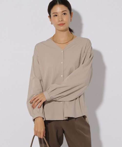 Elura（エルーラ）の「アイロンいらずVネックシャツ/253569（シャツ/ブラウス・レディース・ベージュ/ネイビー/オレンジ・FREE）」の10枚目の写真