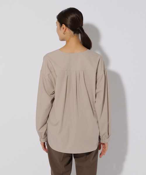 Elura（エルーラ）の「アイロンいらずVネックシャツ/253569（シャツ/ブラウス・レディース・ベージュ/ネイビー/オレンジ・FREE）」の13枚目の写真