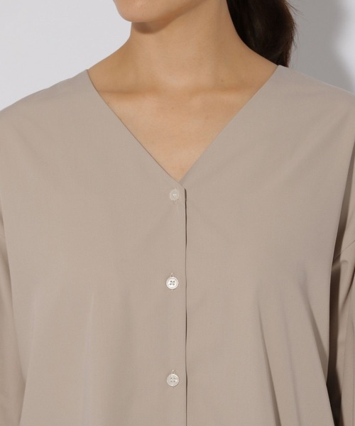 Elura（エルーラ）の「アイロンいらずVネックシャツ/253569（シャツ/ブラウス・レディース・ベージュ/ネイビー/オレンジ・FREE）」の14枚目の写真