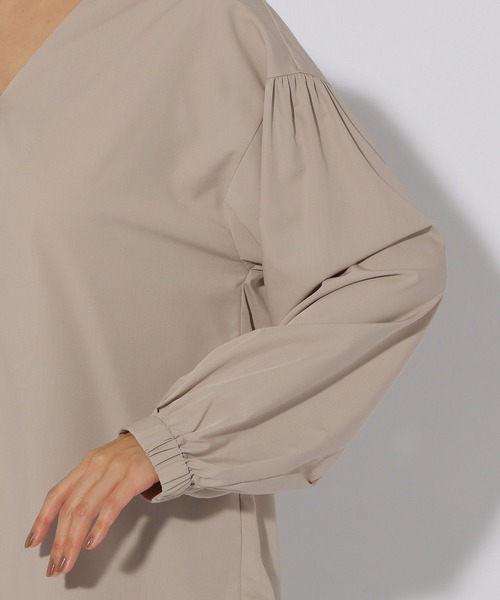 Elura（エルーラ）の「アイロンいらずVネックシャツ/253569（シャツ/ブラウス・レディース・ベージュ/ネイビー/オレンジ・FREE）」の15枚目の写真