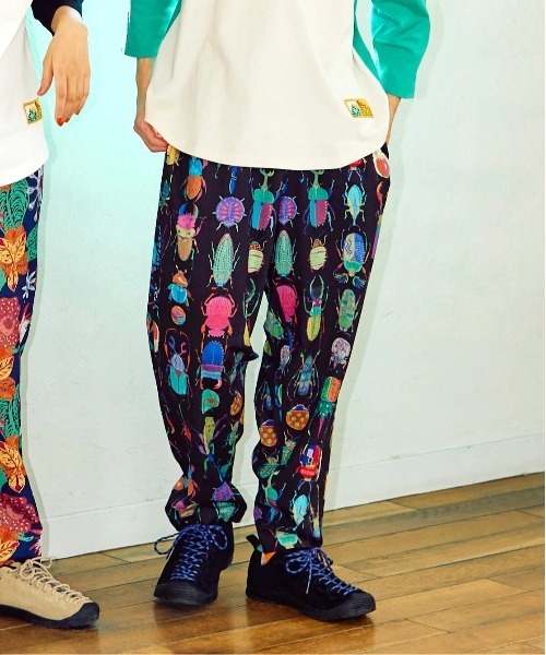 go slow caravan（ゴースローキャラバン）の「ストレッチサッカー総柄プリントアンクルパンツ（その他パンツ・メンズ・チャコールグレー/ブラック・SMALL/MEDIUM/LARGE/X-LARGE）」の2枚目の写真