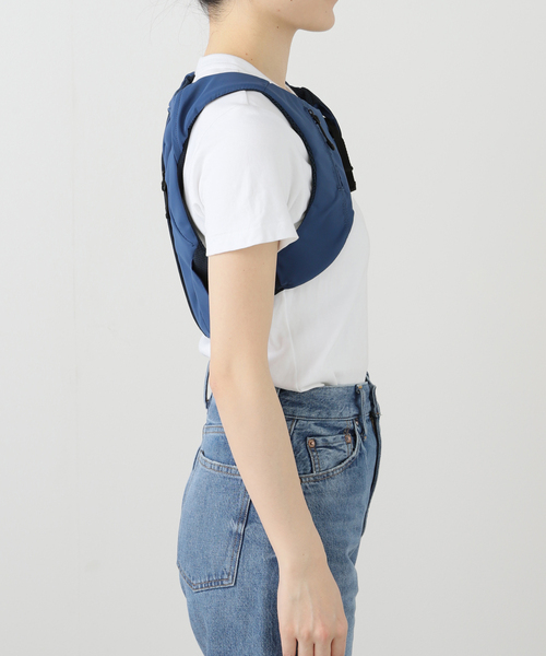 MSCHF（ミスチーフ）の「【Geek Office / ギークオフィス】MSCHF / ミスチーフ クロップド ベスト バック（ベスト・レディース・ネイビー/ブラック・FREE）」の3枚目の写真