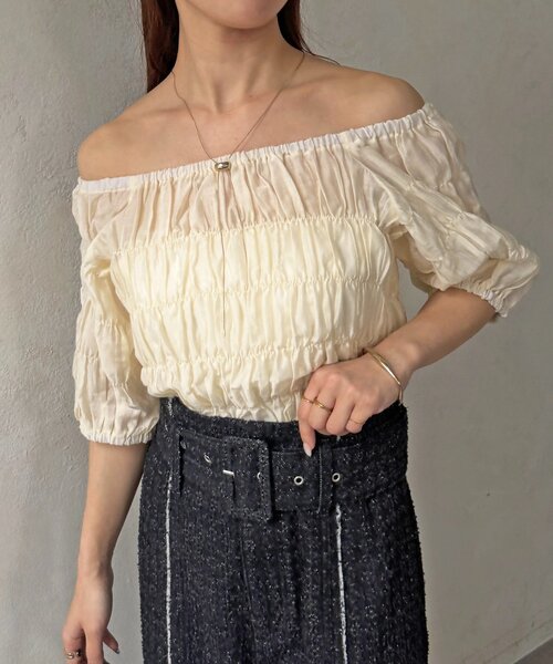 Thevon(ゼボン)の「シャーリングシアーボートネックブラウス(シャツ/ブラウス・レディース・アイボリー/ブラック/オリーブ・FREE)」の2枚目の写真