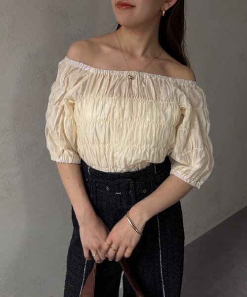 Thevon（ゼボン）の「シャーリングシアーボートネックブラウス