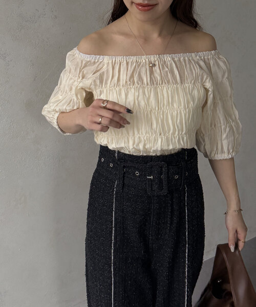 Thevon(ゼボン)の「シャーリングシアーボートネックブラウス(シャツ/ブラウス・レディース・アイボリー/ブラック/オリーブ・FREE)」の14枚目の写真