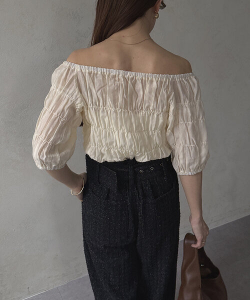 Thevon(ゼボン)の「シャーリングシアーボートネックブラウス(シャツ/ブラウス・レディース・アイボリー/ブラック/オリーブ・FREE)」の15枚目の写真