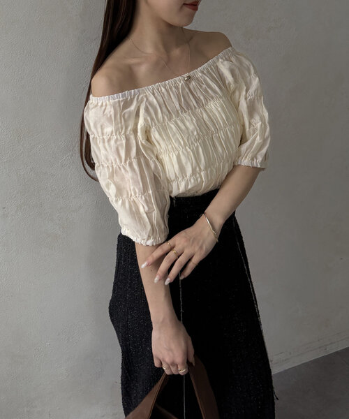Thevon(ゼボン)の「シャーリングシアーボートネックブラウス(シャツ/ブラウス・レディース・アイボリー/ブラック/オリーブ・FREE)」の16枚目の写真