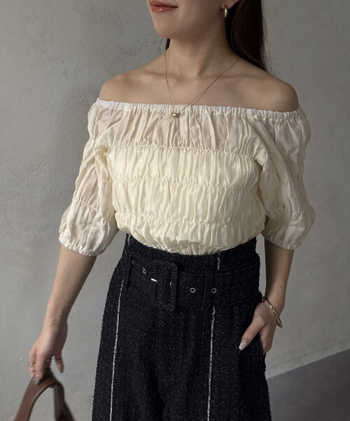 Thevon(ゼボン)の「シャーリングシアーボートネックブラウス(シャツ/ブラウス・レディース・アイボリー/ブラック/オリーブ・FREE)」の17枚目の写真