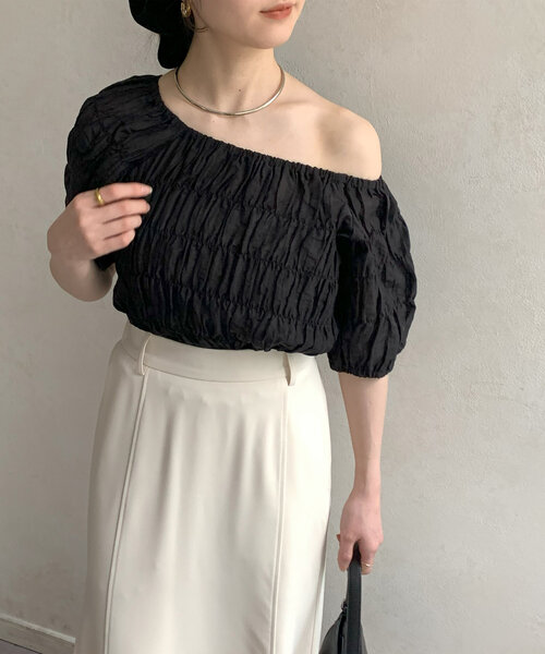 Thevon(ゼボン)の「シャーリングシアーボートネックブラウス(シャツ/ブラウス・レディース・アイボリー/ブラック/オリーブ・FREE)」の21枚目の写真