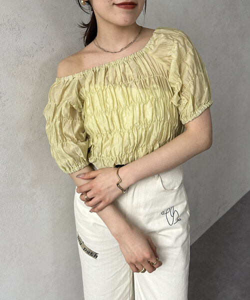 Thevon(ゼボン)の「シャーリングシアーボートネックブラウス(シャツ/ブラウス・レディース・アイボリー/ブラック/オリーブ・FREE)」の5枚目の写真