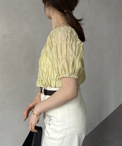Thevon(ゼボン)の「シャーリングシアーボートネックブラウス(シャツ/ブラウス・レディース・アイボリー/ブラック/オリーブ・FREE)」の6枚目の写真