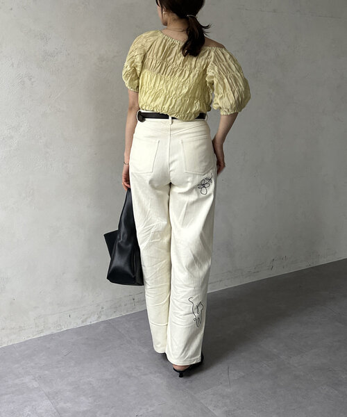 Thevon(ゼボン)の「シャーリングシアーボートネックブラウス(シャツ/ブラウス・レディース・アイボリー/ブラック/オリーブ・FREE)」の9枚目の写真