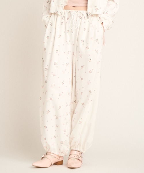 FURFUR（ファーファー）の「フラワープリントスウェットワイドパンツ（スウェットパンツ・レディース・ホワイト/ライトグレー/ブラック・FREE）」の2枚目の写真