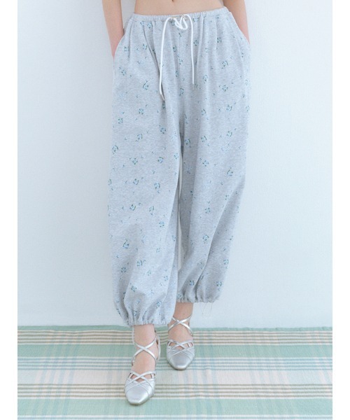 FURFUR（ファーファー）の「フラワープリントスウェットワイドパンツ（スウェットパンツ・レディース・ホワイト/ライトグレー/ブラック・FREE）」の4枚目の写真