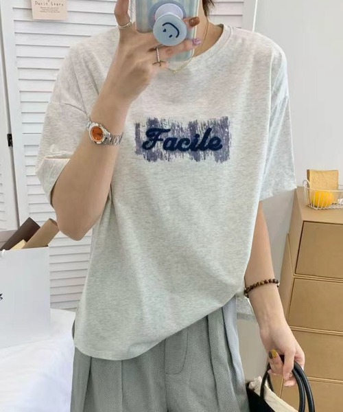 aimoha(アイモハ)の「ロゴプリントゆるTシャツ (SS)(Tシャツ/カットソー・レディース・ブルー/ライトベージュ/ホワイト/ライトグリーン/ライトグレー・FREE)」の4枚目の写真