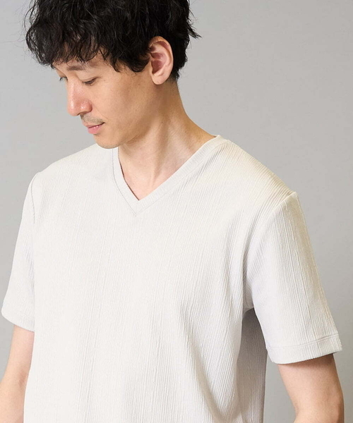 a.v.v（アーヴェヴェ）の「【イージーケア/接触冷感/毛玉になりにくい】ストライプジャカードＶネックカットソー〈SMART SERIES〉ビジネス 通勤 ジャケット（Tシャツ/カットソー・メンズ・ライトグレー/ボルドー・46/50/48）」の2枚目の写真