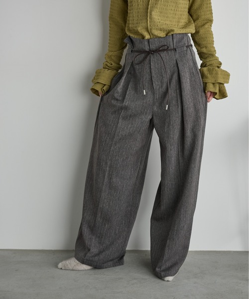 THE YOn(ザヨン)の「ヘリンボーンベルトタックパンツ(スラックス・レディース・ブラウン/ピンク/グレー・S/M)」の2枚目の写真