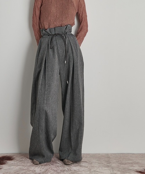 THE YOn(ザヨン)の「ヘリンボーンベルトタックパンツ(スラックス・レディース・ブラウン/ピンク/グレー・S/M)」の4枚目の写真