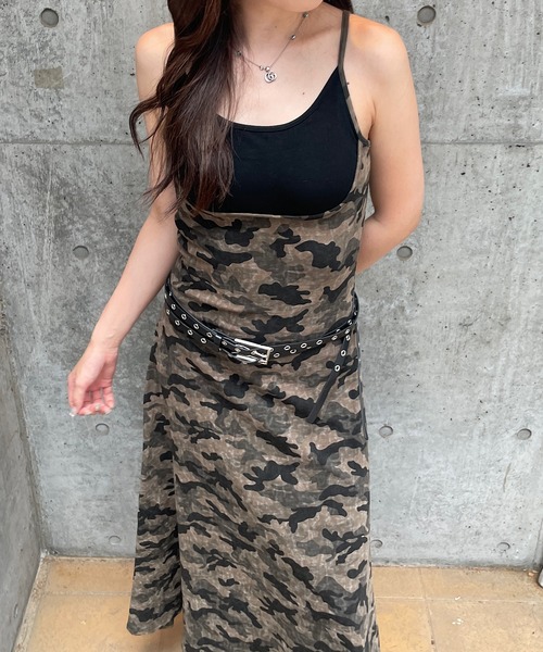 ROGER AND RAW（ロジャーアンドロウ）の「【ベルト付き/2点セット】レイヤードキャミロングワンピース（ワンピース・レディース・ブラック/カモフラージュ・FREE）」の5枚目の写真