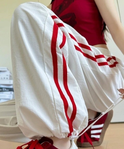 プラダホワイト スラックス 赤いライン付き パンツ