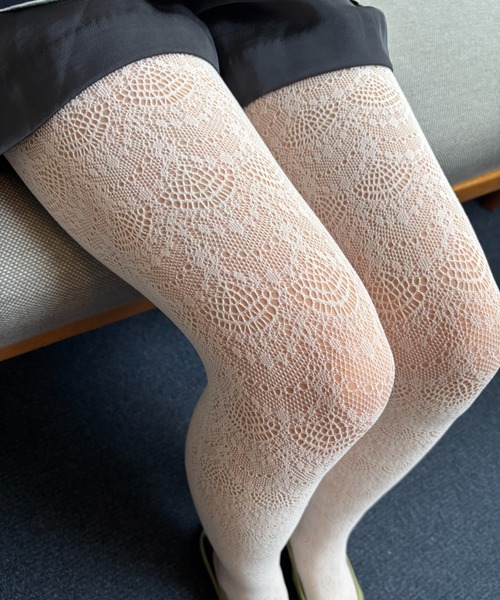 FUULLY STUDIO（フーリィーステューディオ）の「カラーシアーレースタイツ（タイツ/ストッキング・レディース・ベージュ/アイボリー/ブラック/ブルー・FREE）」の15枚目の写真
