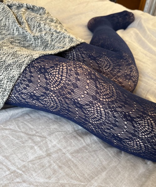 FUULLY STUDIO（フーリィーステューディオ）の「カラーシアーレースタイツ（タイツ/ストッキング・レディース・ベージュ/アイボリー/ブラック/ブルー・FREE）」の18枚目の写真