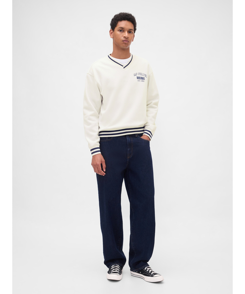 GAP(ギャップ)の「ヴィンテージソフト オーバーサイズ Vネック GAPロゴスウェット トレーナー(スウェット・メンズ・オフホワイト/ブラック/ワイン・XS/S/M/L/XL)」の4枚目の写真