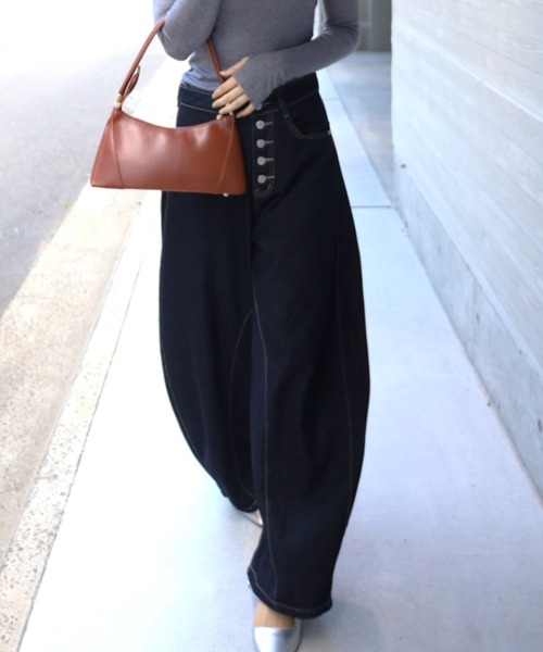 Vini（ヴィニ）の「オーバーサイズ バルーン ワイドデニムパンツ（デニムパンツ・レディース・ブラック・MEDIUM/SMALL）」の8枚目の写真