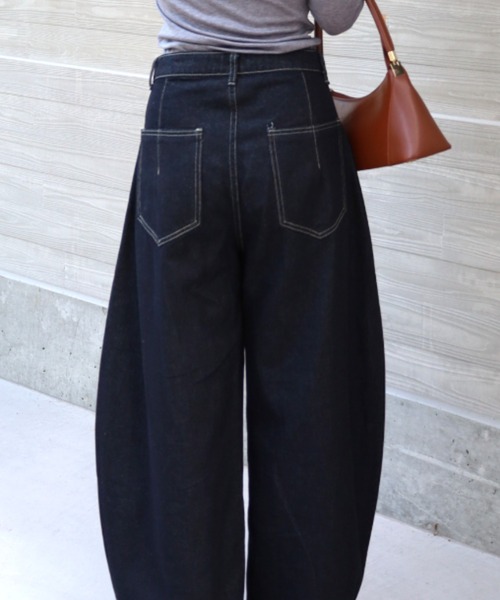 Vini（ヴィニ）の「オーバーサイズ バルーン ワイドデニムパンツ（デニムパンツ・レディース・ブラック・MEDIUM/SMALL）」の9枚目の写真