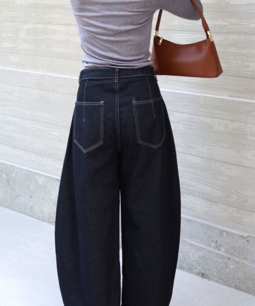 Vini（ヴィニ）の「オーバーサイズ バルーン ワイドデニムパンツ（デニムパンツ・レディース・ブラック・MEDIUM/SMALL）」の4枚目の写真