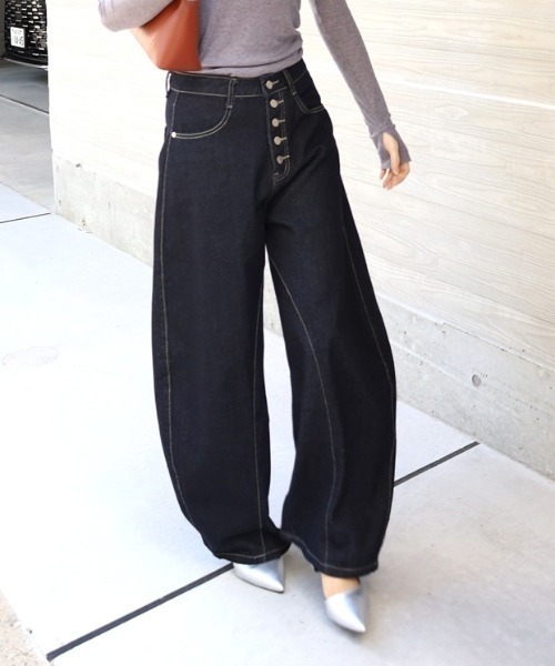 Vini（ヴィニ）の「オーバーサイズ バルーン ワイドデニムパンツ（デニムパンツ・レディース・ブラック・MEDIUM/SMALL）」の7枚目の写真