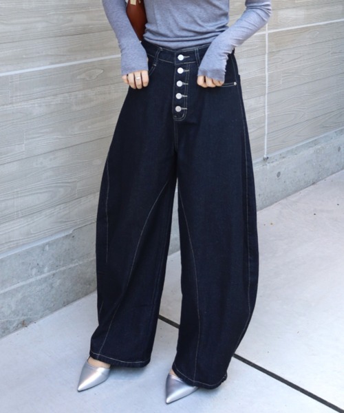 Vini（ヴィニ）の「オーバーサイズ バルーン ワイドデニムパンツ（デニムパンツ・レディース・ブラック・MEDIUM/SMALL）」の6枚目の写真