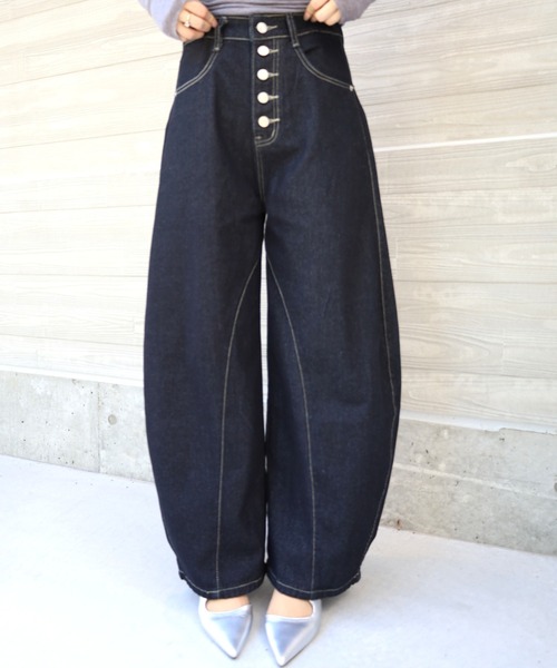 Vini（ヴィニ）の「オーバーサイズ バルーン ワイドデニムパンツ（デニムパンツ・レディース・ブラック・MEDIUM/SMALL）」の5枚目の写真