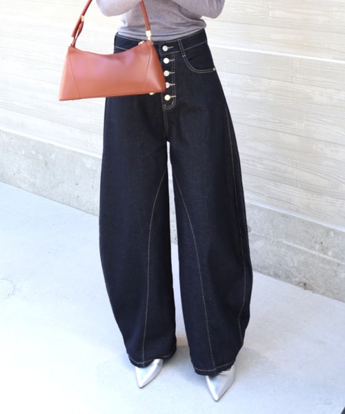 Vini（ヴィニ）の「オーバーサイズ バルーン ワイドデニムパンツ（デニムパンツ・レディース・ブラック・MEDIUM/SMALL）」の10枚目の写真