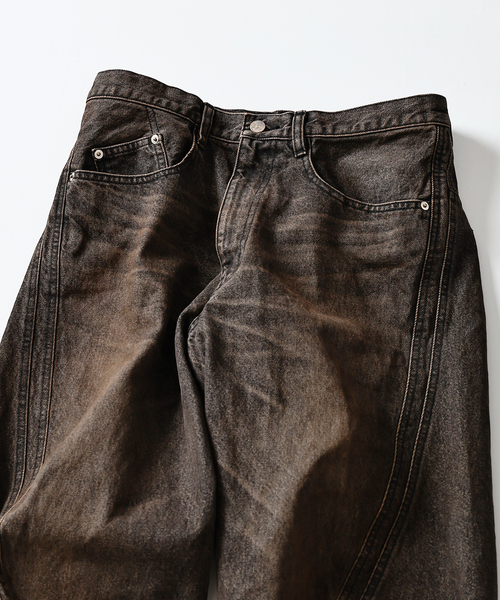 WISM(ウィズム)の「NVRFRGT / ネヴァーフォーゲット 3D TWISTED WIDE LEG JEANS MUD(デニムパンツ・メンズ・ライトブルー/ブラック系その他・1/2/3)」の3枚目の写真